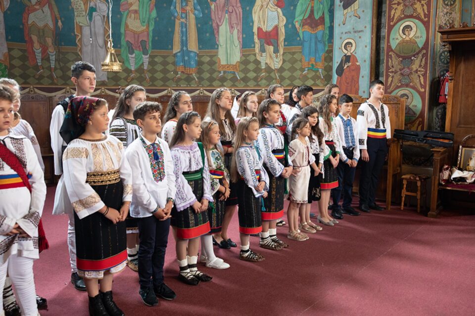 ''Copii la altar'' la Parohia ”Pogorârea SF. Duh”, din localitatea Vicovu de Jos