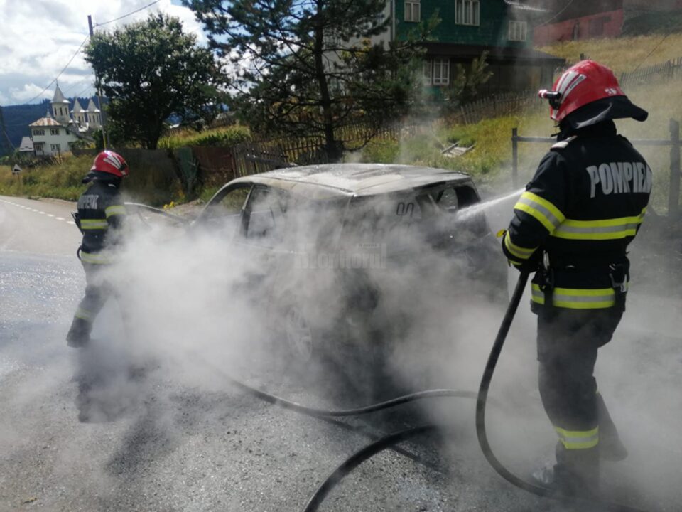 Mașină făcută scrum după ce a luat foc în trafic