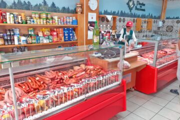 Abundență de produse Raitar în galantarele magazinului din Frasin