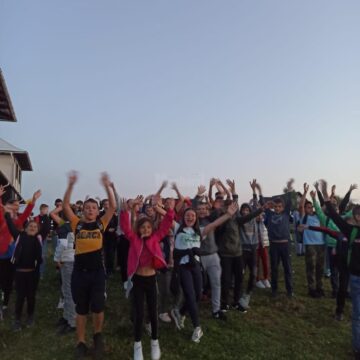 ''Copii la altar'' la Parohia ”Pogorârea SF. Duh”, din localitatea Vicovu de Jos