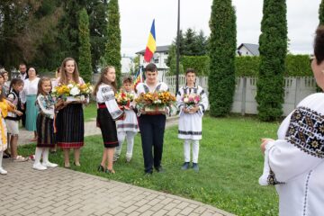 ''Copii la altar'' la Parohia ”Pogorârea SF. Duh”, din localitatea Vicovu de Jos