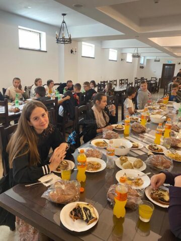 ''Copii la altar'' la Parohia ”Pogorârea SF. Duh”, din localitatea Vicovu de Jos
