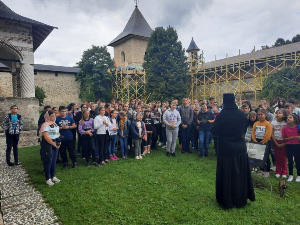 ''Copii la altar'' la Parohia ”Pogorârea SF. Duh”, din localitatea Vicovu de Jos