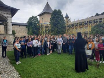 ''Copii la altar'' la Parohia ”Pogorârea SF. Duh”, din localitatea Vicovu de Jos
