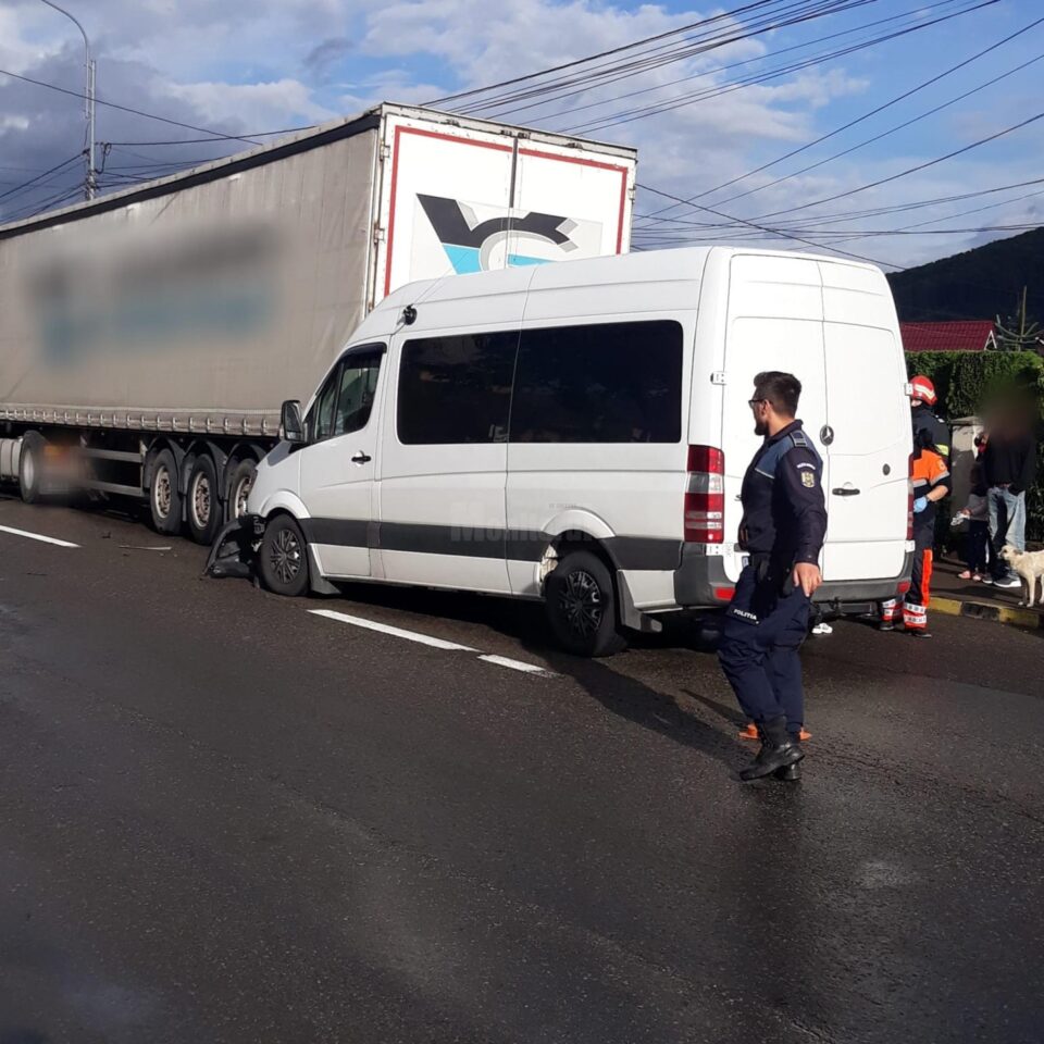 Accident între un microbuz și un autotren, în Gura Humorului