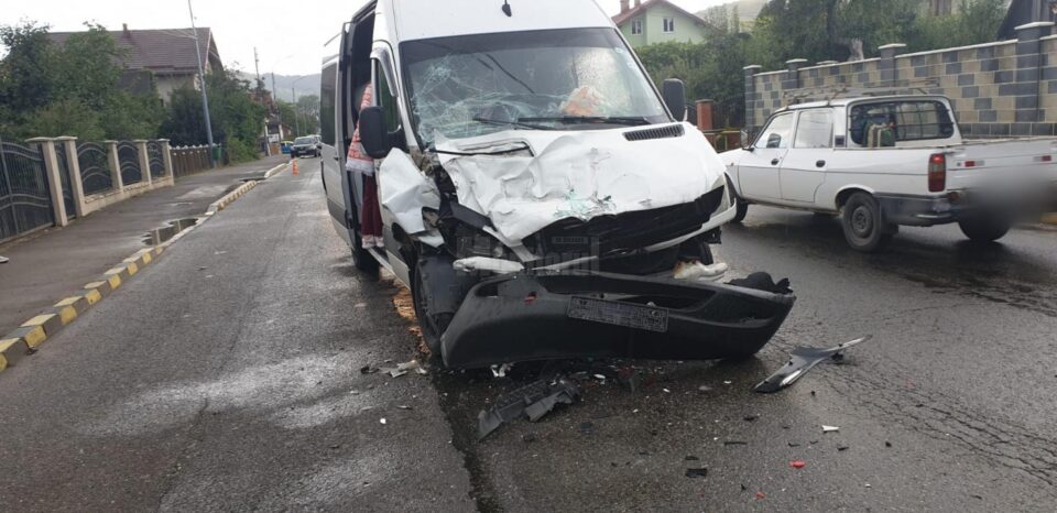 Accident între un microbuz și un autotren, în Gura Humorului