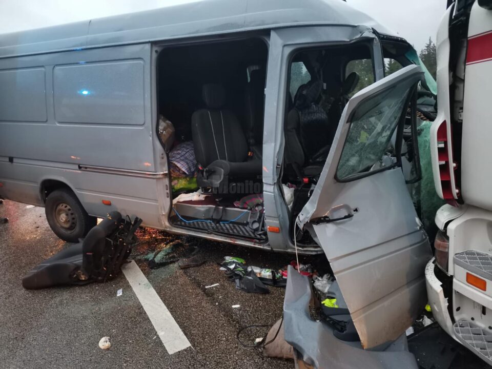 Cinci oameni dintr-un microbuz, răniți după un impact cu un autotren