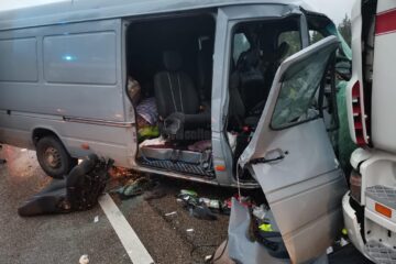 Cinci oameni dintr-un microbuz, răniți după un impact cu un autotren