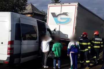 Accident între un microbuz și un autotren, în Gura Humorului