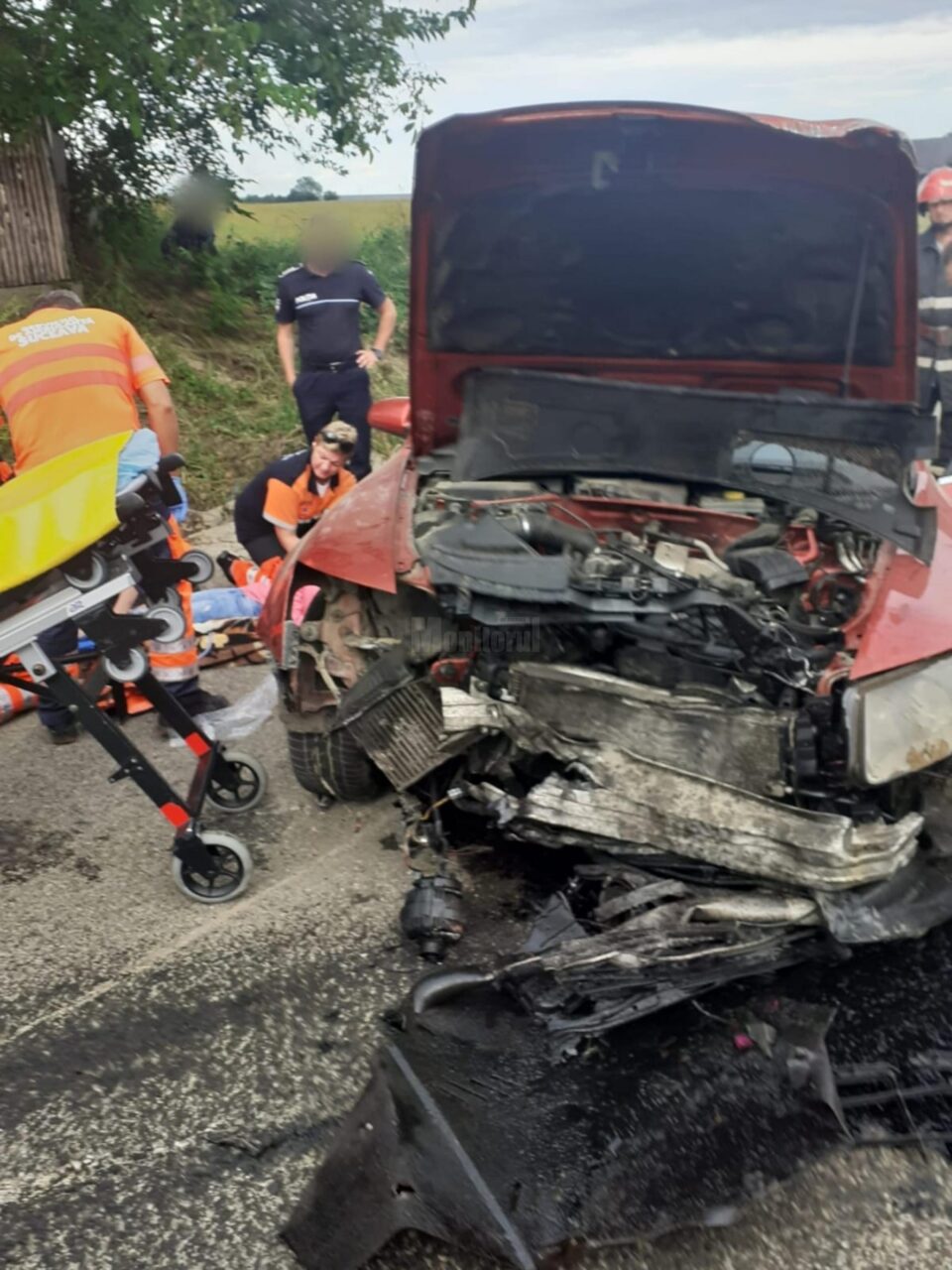 A intrat cu autoturismul într-un podeț, în timp ce depășea alte două mașini