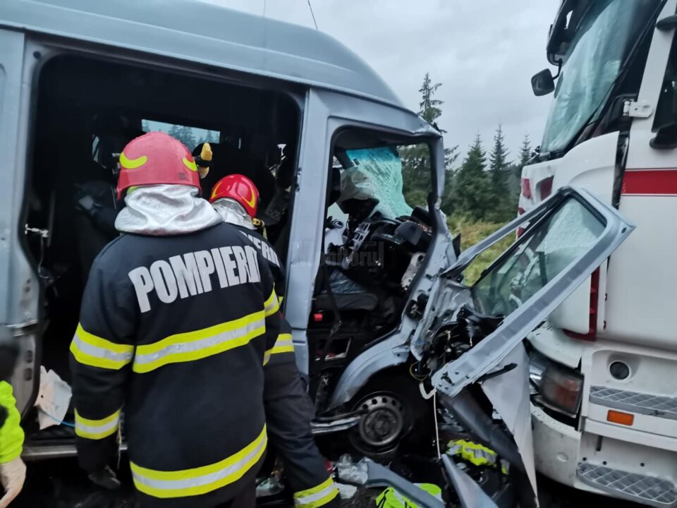 Cinci oameni dintr-un microbuz, răniți după un impact cu un autotren