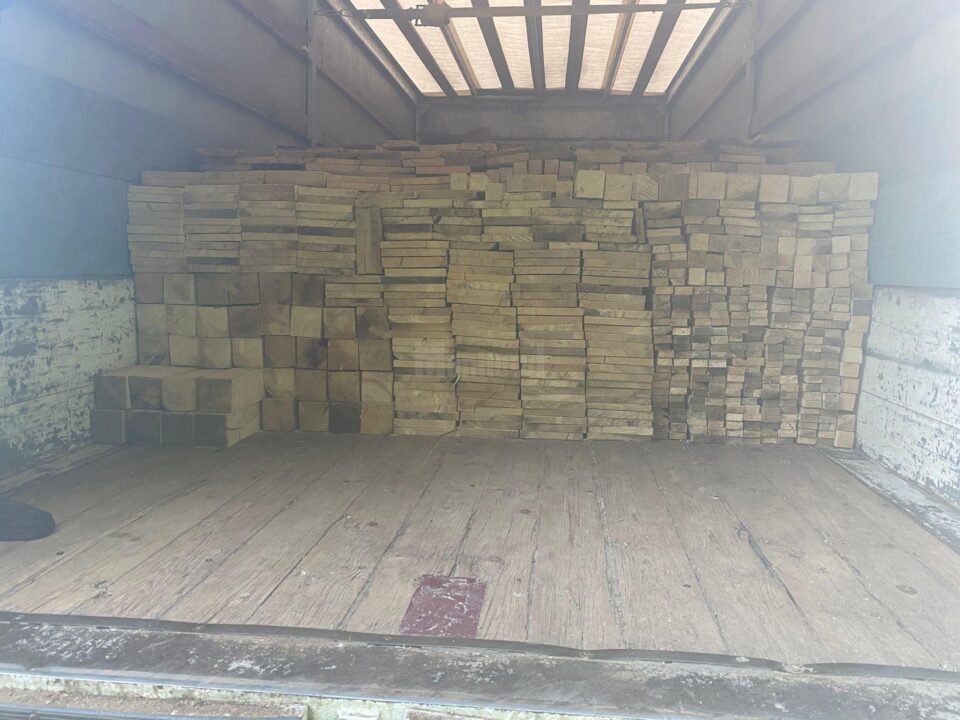Cherestea ascunsă după sacii de cartofi