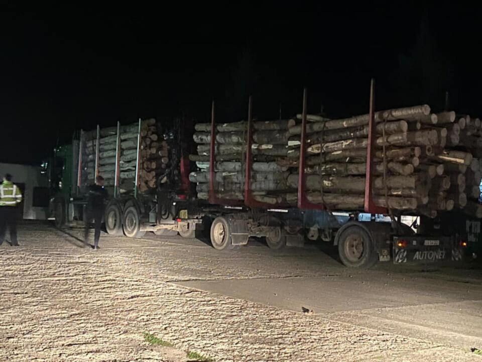 Vehiculul greu care a fost oprit in urma sesizării activistului