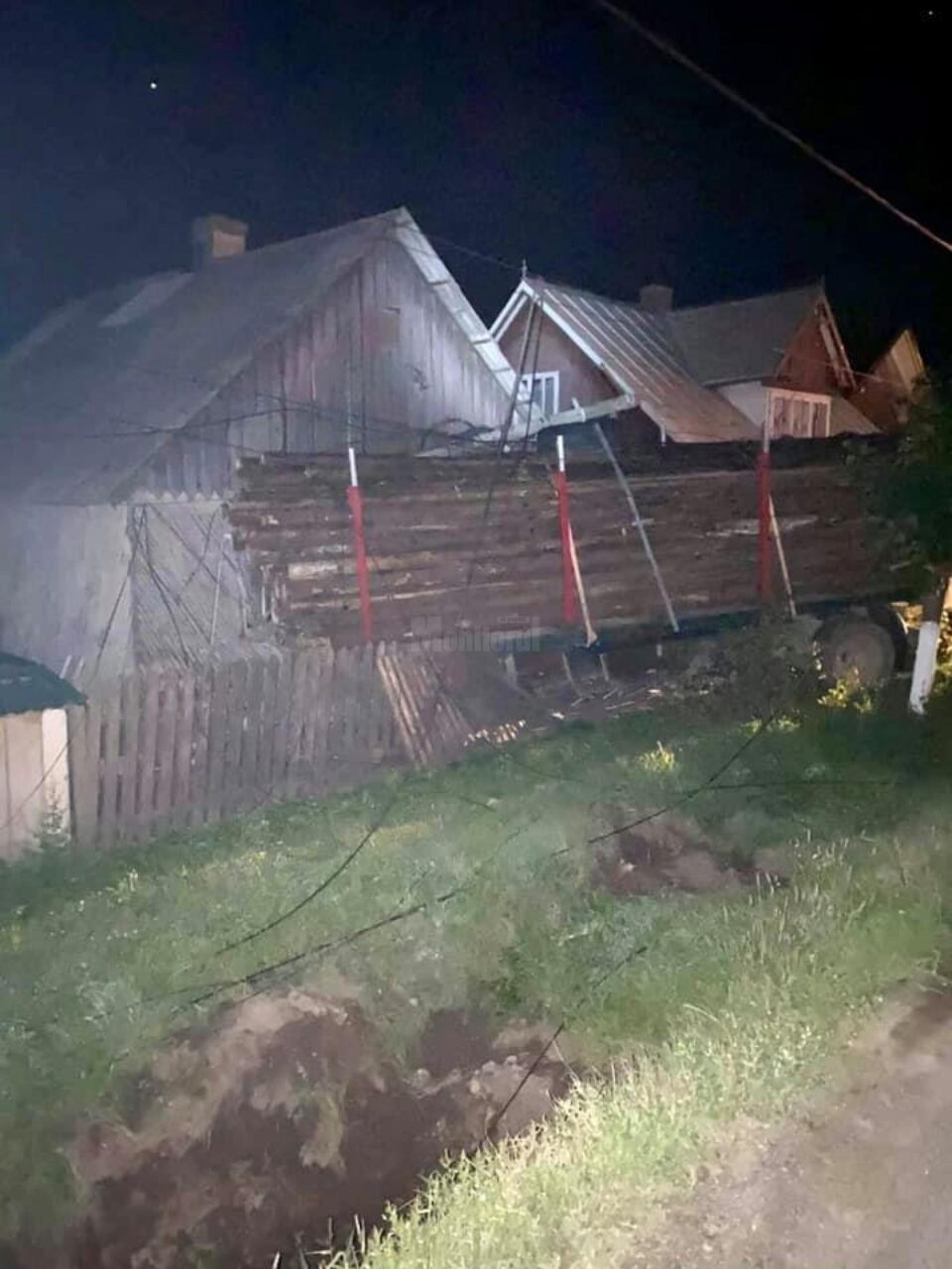 Remorca cu lemne a ajuns în curtea unui om