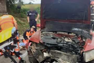 A intrat cu autoturismul într-un podeț, în timp ce depășea alte două mașini