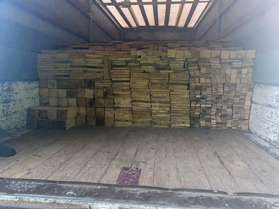 Patru mașini care transportau lemn, evaluate la 100.000 de euro, confiscate de polițiști