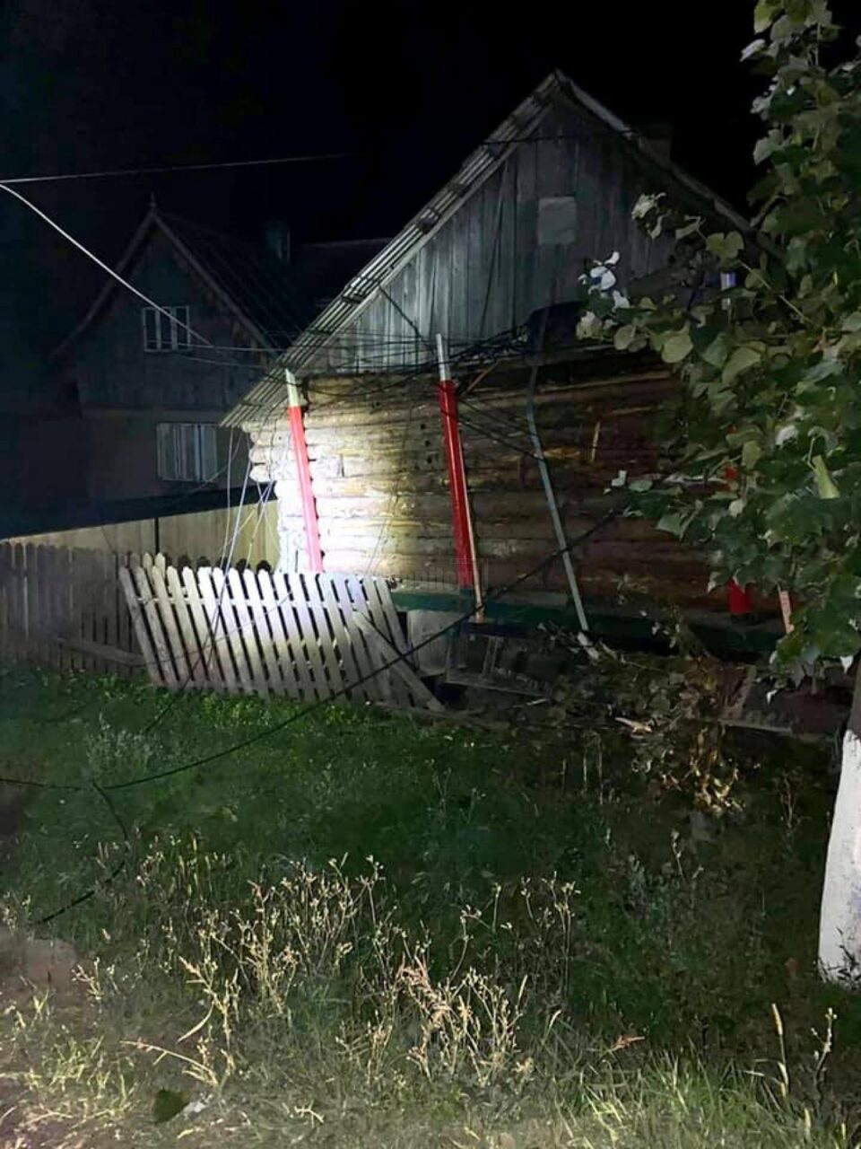 Remorca cu lemne a ajuns în curtea unui om