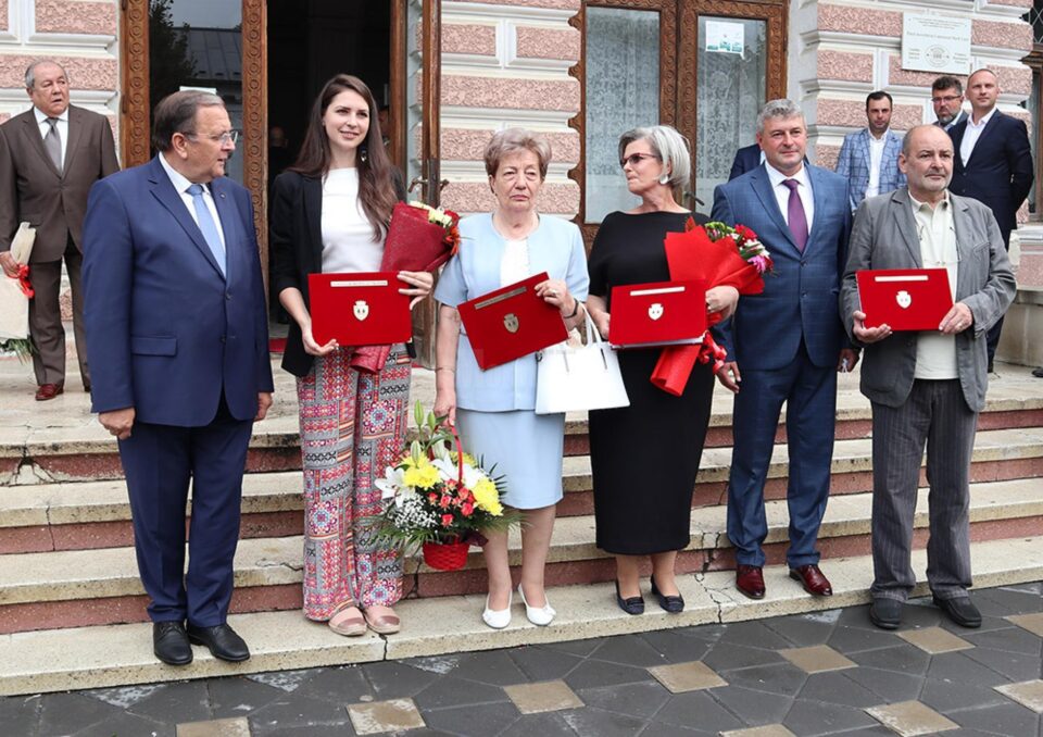 Patru personalități care au contribuit decisiv la deschiderea Spitalului Municipal Fălticeni au primit titlul de Cetățean de Onoare