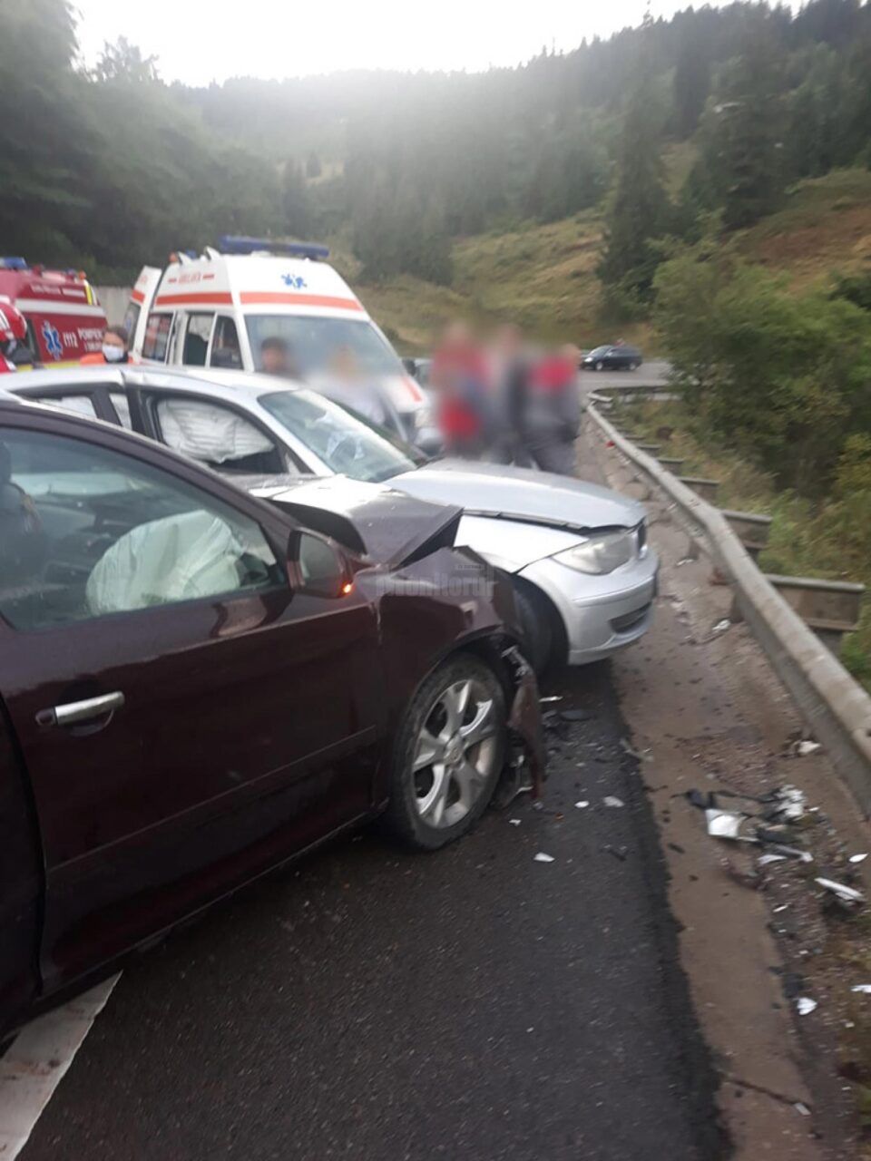 Nu a putut stăpâni BMW-ul pe care îl conducea, a lovit un alt autoturism și s-a oprit într-un parapet