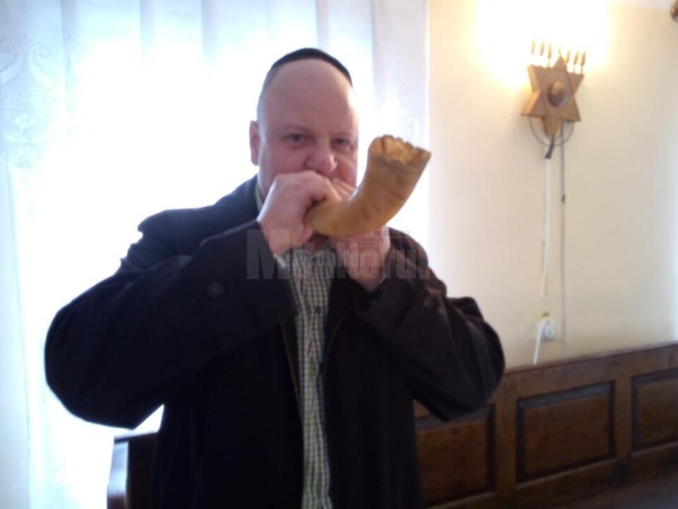 Oficiantul religios al Comunitatii Evreilor din Suceava, Daniel Blumenfeld, suna din sofar Oficiantul religios al Comunitatii Evreilor din Suceava, Daniel Blumenfeld, suna din sofar