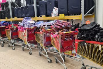 La cumpărături pentru ghiozdanele copiilor din familii fără posibilități financiare