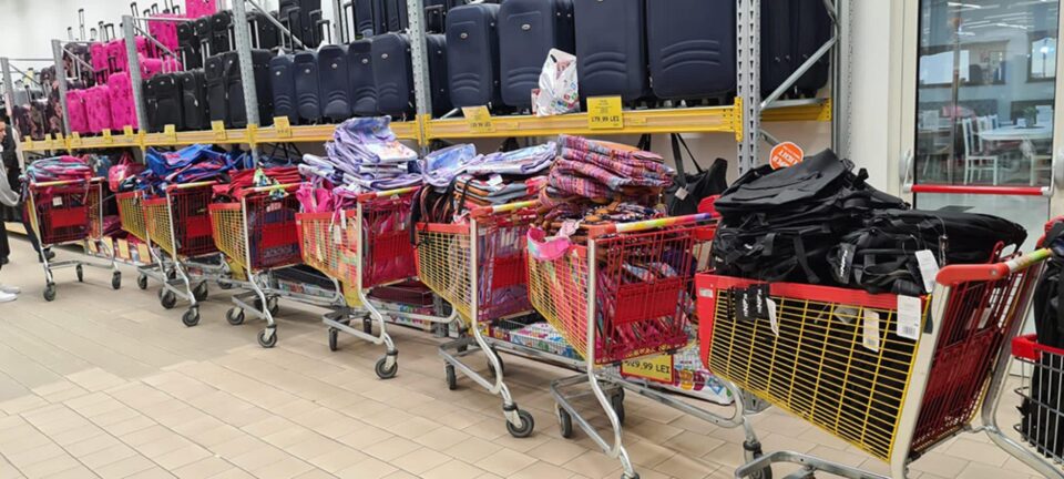 La cumpărături pentru ghiozdanele copiilor din familii fără posibilități financiare
