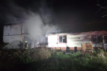 Casa unei familii din Berchișești, cuprinsă de flăcări în plină noapte