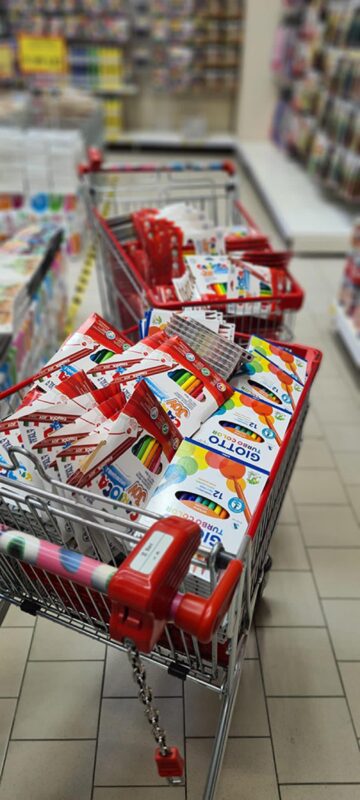 La cumpărături pentru ghiozdanele copiilor din familii fără posibilități financiare