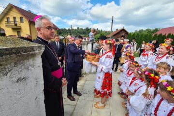 Invitații, întimpinați cu pâine și sare