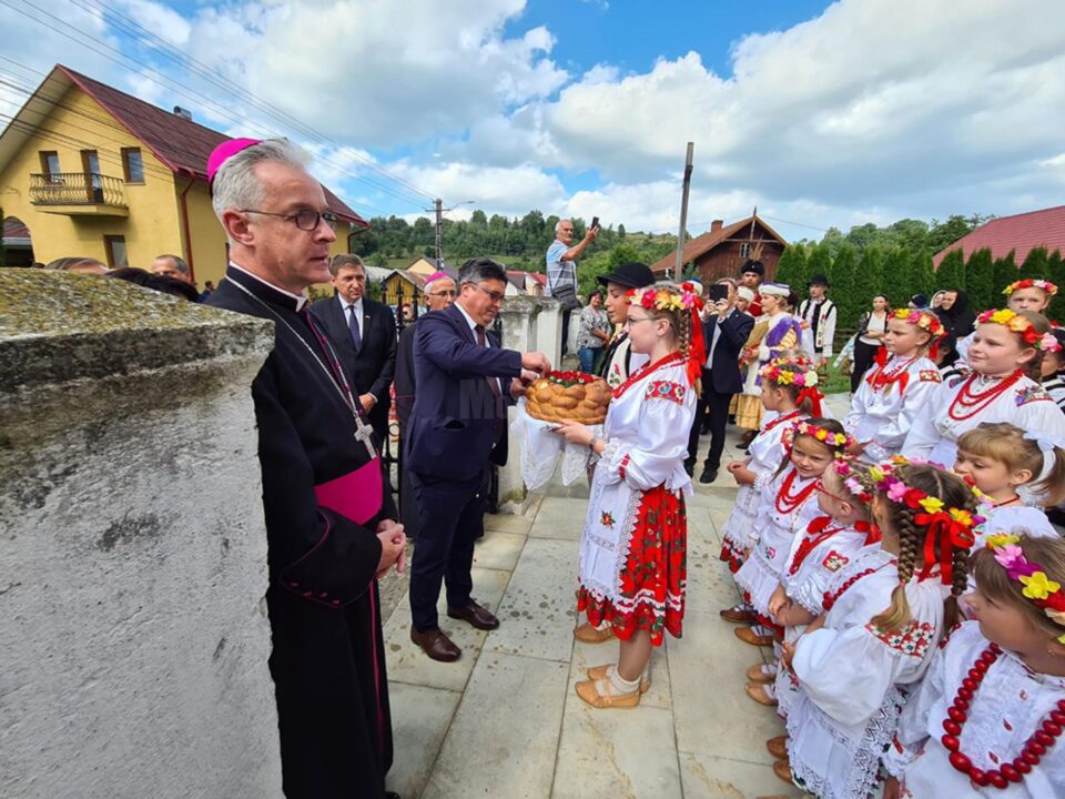 Invitații, întimpinați cu pâine și sare