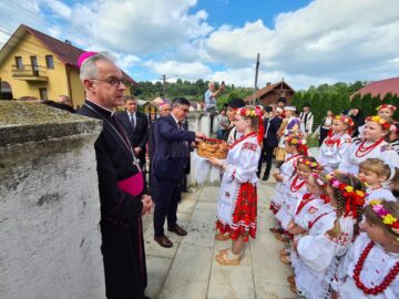 Invitații, întimpinați cu pâine și sare