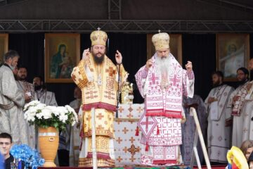 ÎPS Teodosie și PF Damaschin Dorneanul au oficiat slujba de sfințire a Bisericii Sf. Nicolae din Berchișești, alături de un sobor de preoți