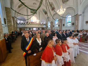Oameni prezenți la liturghie