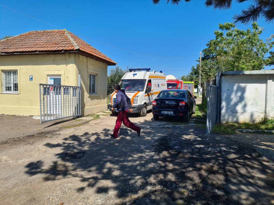 La fața locului intervin pompierii militari cu o autospecială pentru descarcerare, cu sprijinul a doua echipaje ale Serviciului de Ambulanță Județean