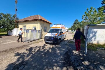 La fața locului intervin pompierii militari cu o autospecială pentru descarcerare, cu sprijinul a doua echipaje ale Serviciului de Ambulanță Județean