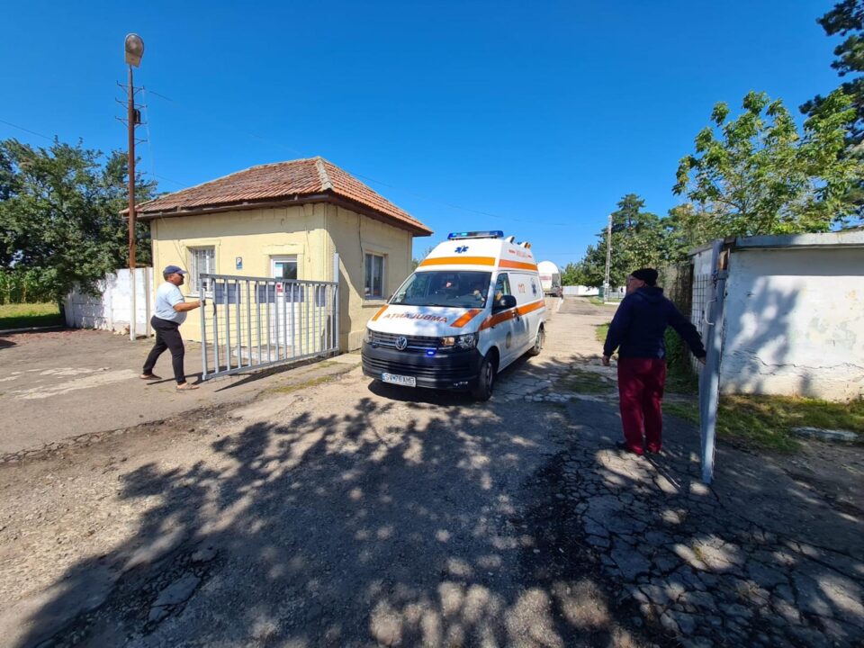 La fața locului intervin pompierii militari cu o autospecială pentru descarcerare, cu sprijinul a doua echipaje ale Serviciului de Ambulanță Județean