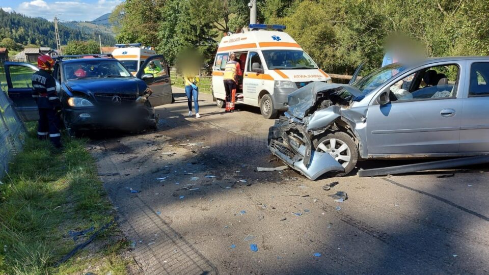 Accident cu doi răniți după ciocnirea a două mașini, la Pojorâta
