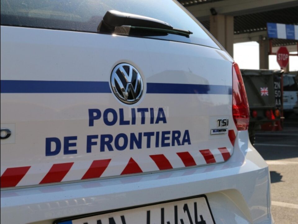 Un șofer care transporta țigări a oprit pe un câmp și a abandonat marfa de contrabandă Un șofer care transporta țigări a oprit pe un câmp și a abandonat marfa de contrabandă
