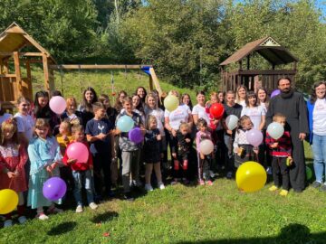 Copiii bolnavi de la Centrul de Recuperare „Emanuel” au pictat, au cântat și au realizat colaje împreună cu voluntarii ATOS