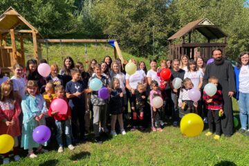Copiii bolnavi de la Centrul de Recuperare „Emanuel” au pictat, au cântat și au realizat colaje împreună cu voluntarii ATOS