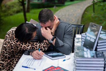 Vasile, copilul din uscătorul blocului care ajunge să salveze copii amărâți, și cartea în care își spune povestea