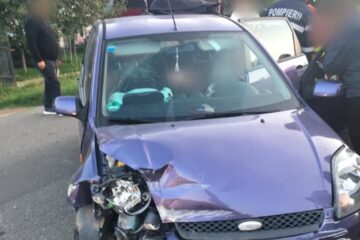 Una dintre mașinile implicate în accident