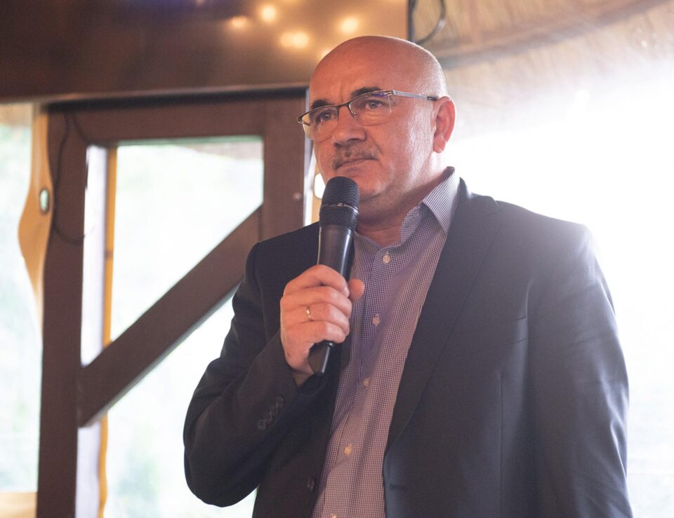 Vasile, copilul din uscătorul blocului care ajunge să salveze copii amărâți, și cartea în care își spune povestea