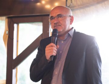Vasile, copilul din uscătorul blocului care ajunge să salveze copii amărâți, și cartea în care își spune povestea