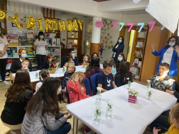Copiii bolnavi de la Centrul de Recuperare „Emanuel” au pictat, au cântat și au realizat colaje împreună cu voluntarii ATOS