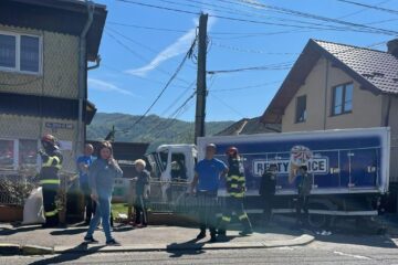 Camionul ajuns în curtea unei case