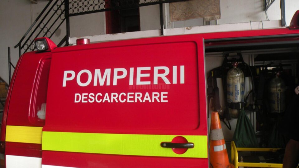 La fața locului au intervenit un echipaj medical și un echipaj de descarcerare al pompierilor militari La fața locului au intervenit un echipaj medical și un echipaj de descarcerare al pompierilor militari
