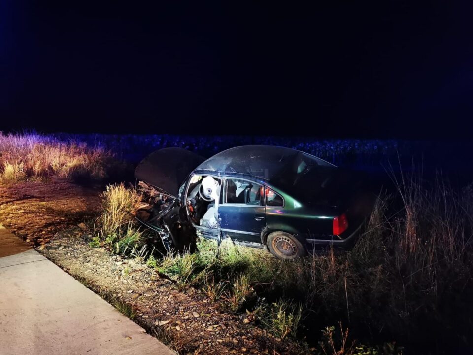 Bărbat extras din mașină de pompieri, după ce a intrat într-un cap de pod