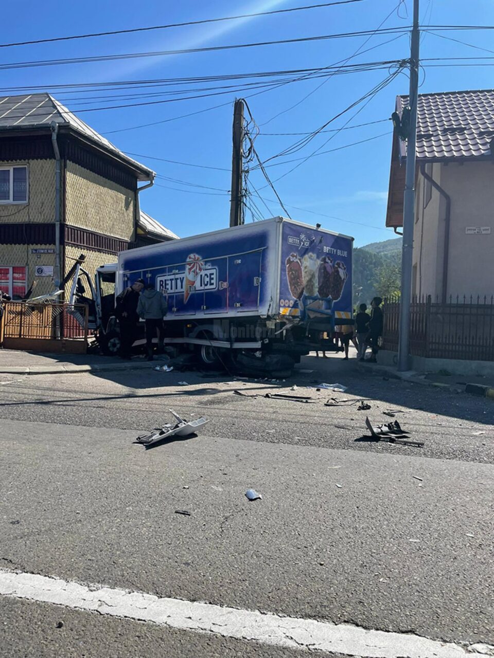 Camionul ajuns în curtea unei case