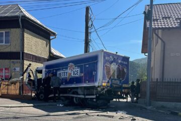 Camionul ajuns în curtea unei case